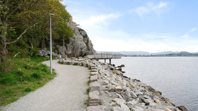 Turområdene langs fjorden inviterer til gåturer eller en løpetur i vakre omgivelser rett utenfor døren.