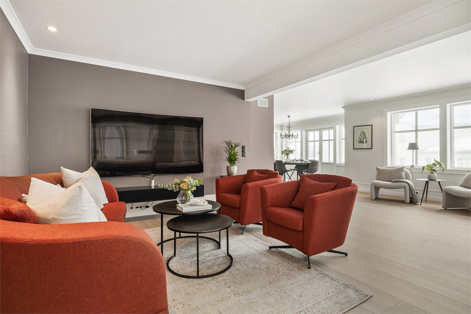 Rommet har god plass til både sofagruppe og mediemøblement.