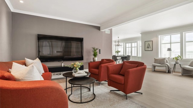 Rommet har god plass til både sofagruppe og mediemøblement.