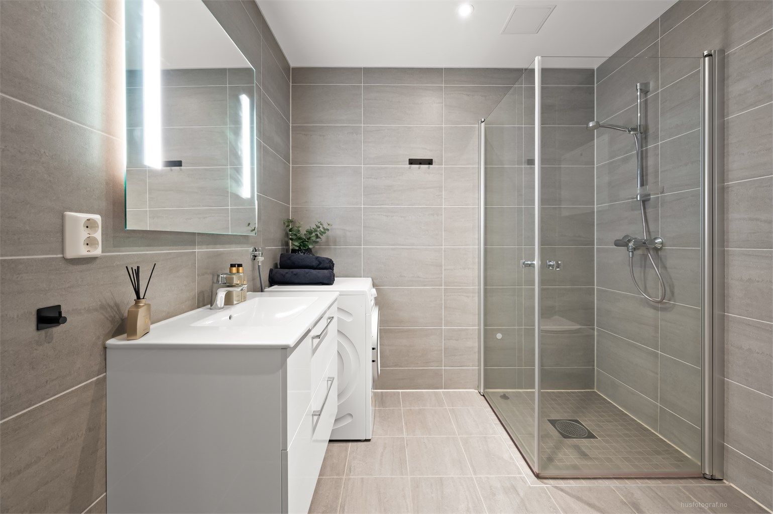 Pent flislagt bad med dusjhjørne og gulvvarme