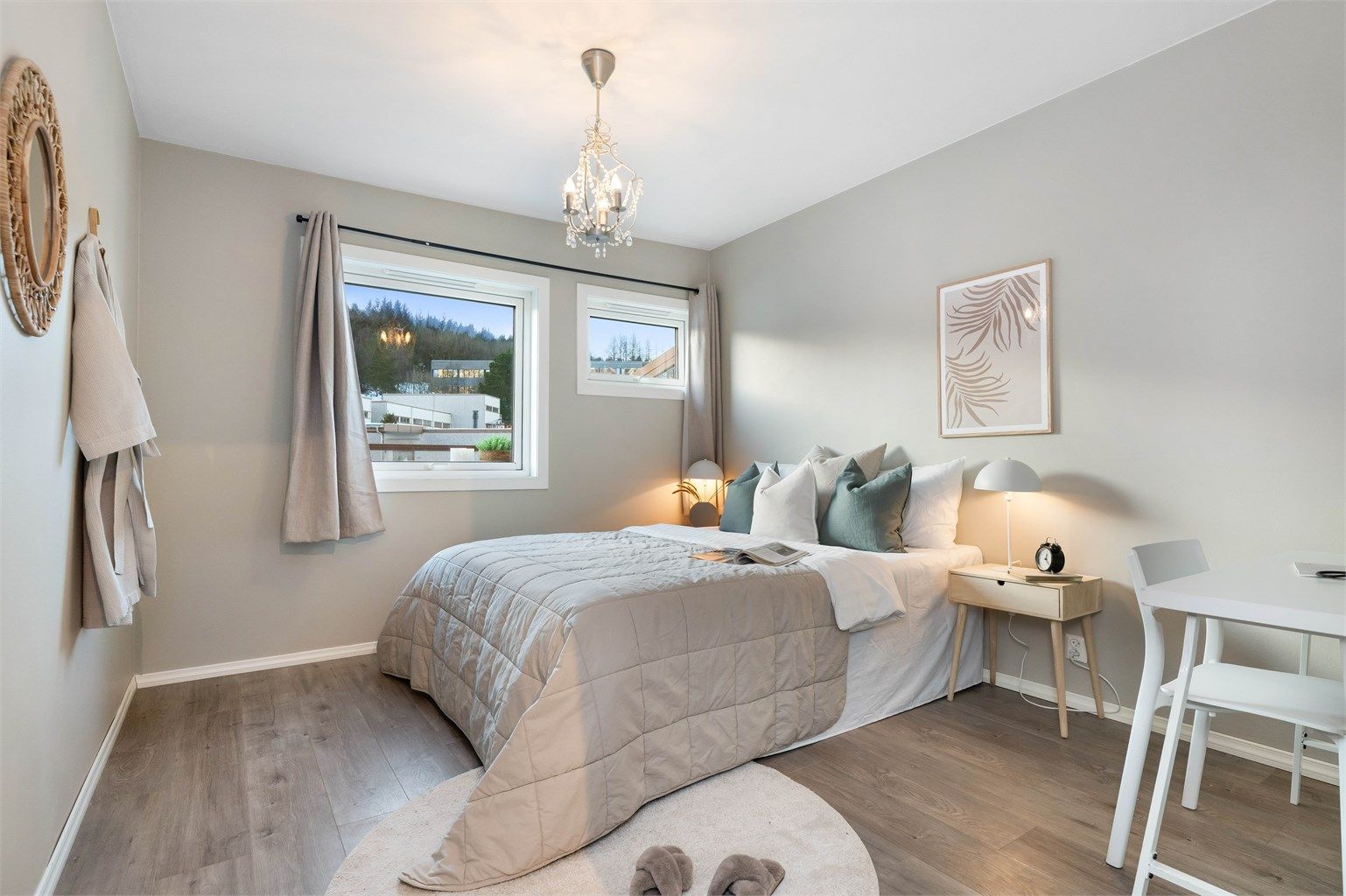 Soverommet er stort med god plass til ønsket innredning. 