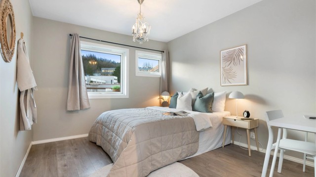 Soverommet er stort med god plass til ønsket innredning.