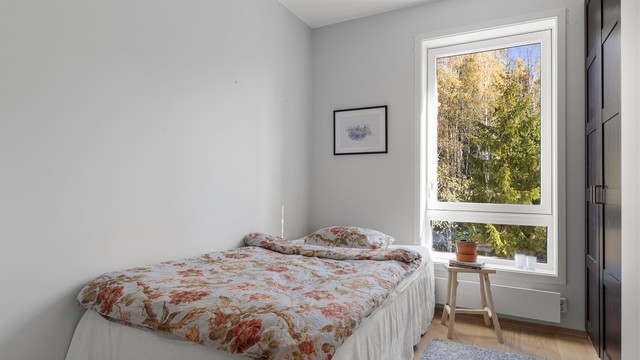 Det andre soverommet har plass til seng og er utstyrt med garderobeskap.