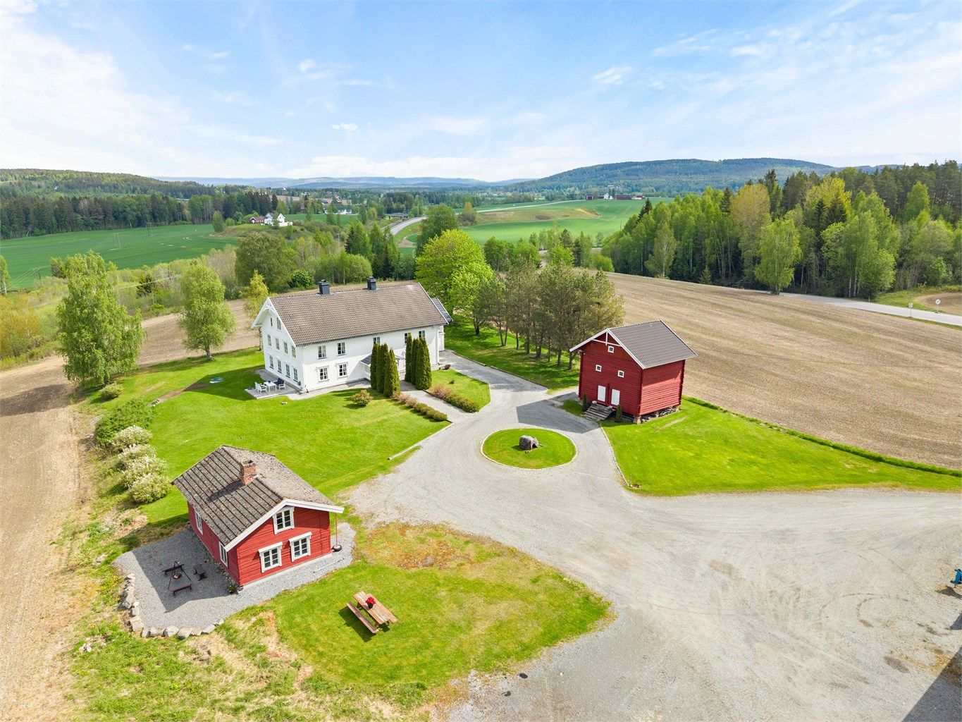 Fra eiendommen er det vidstrakt utsikt over landskapet og vannet.