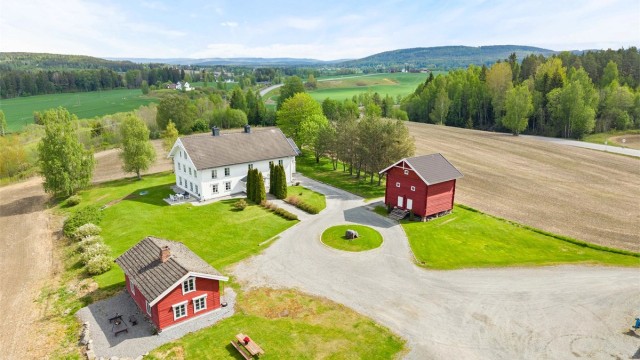 Fra eiendommen er det vidstrakt utsikt over landskapet og vannet.