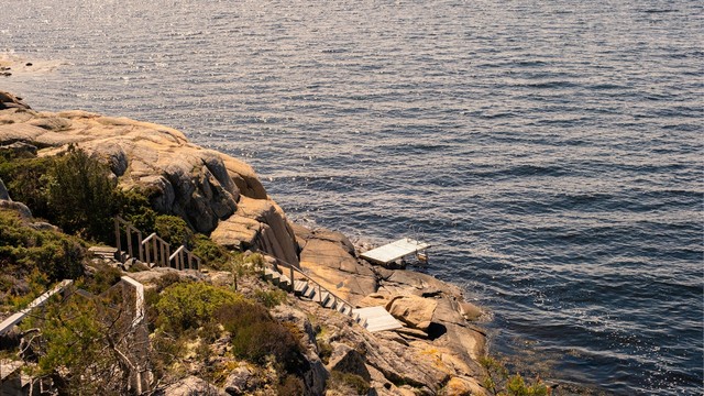 Bryggen på holmens vestre side er egnet først og fremst for bading. Båtbrygge finnes på østsiden, hvor det i tillegg er smulere sjø.