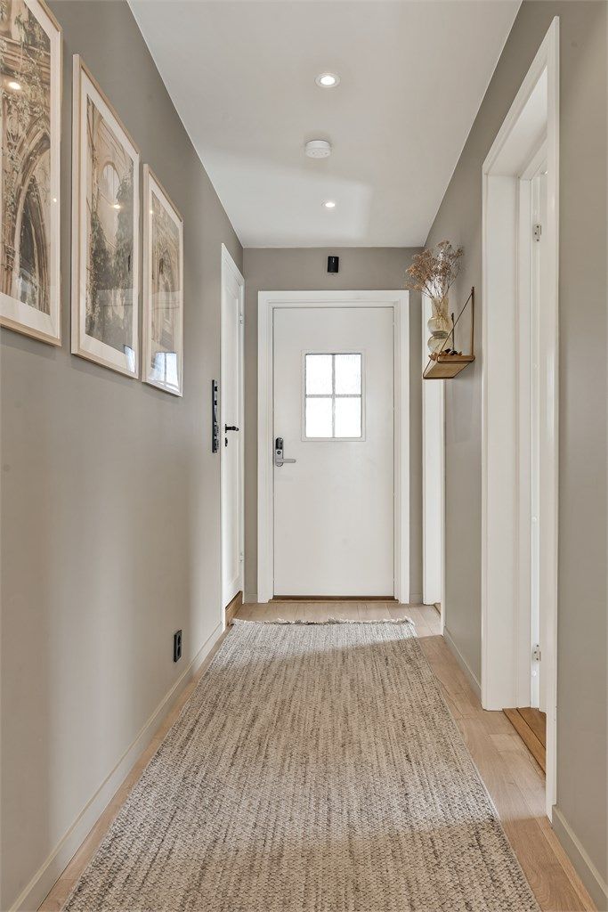 Gangen har varmefolie i gulvet for økt komfort og downlights i tak.