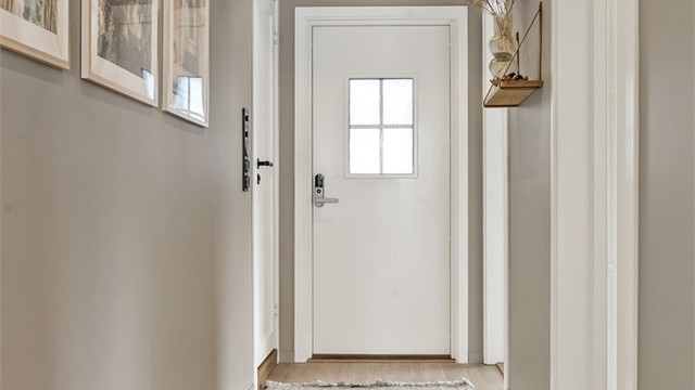 Gangen har varmefolie i gulvet for økt komfort og downlights i tak.
