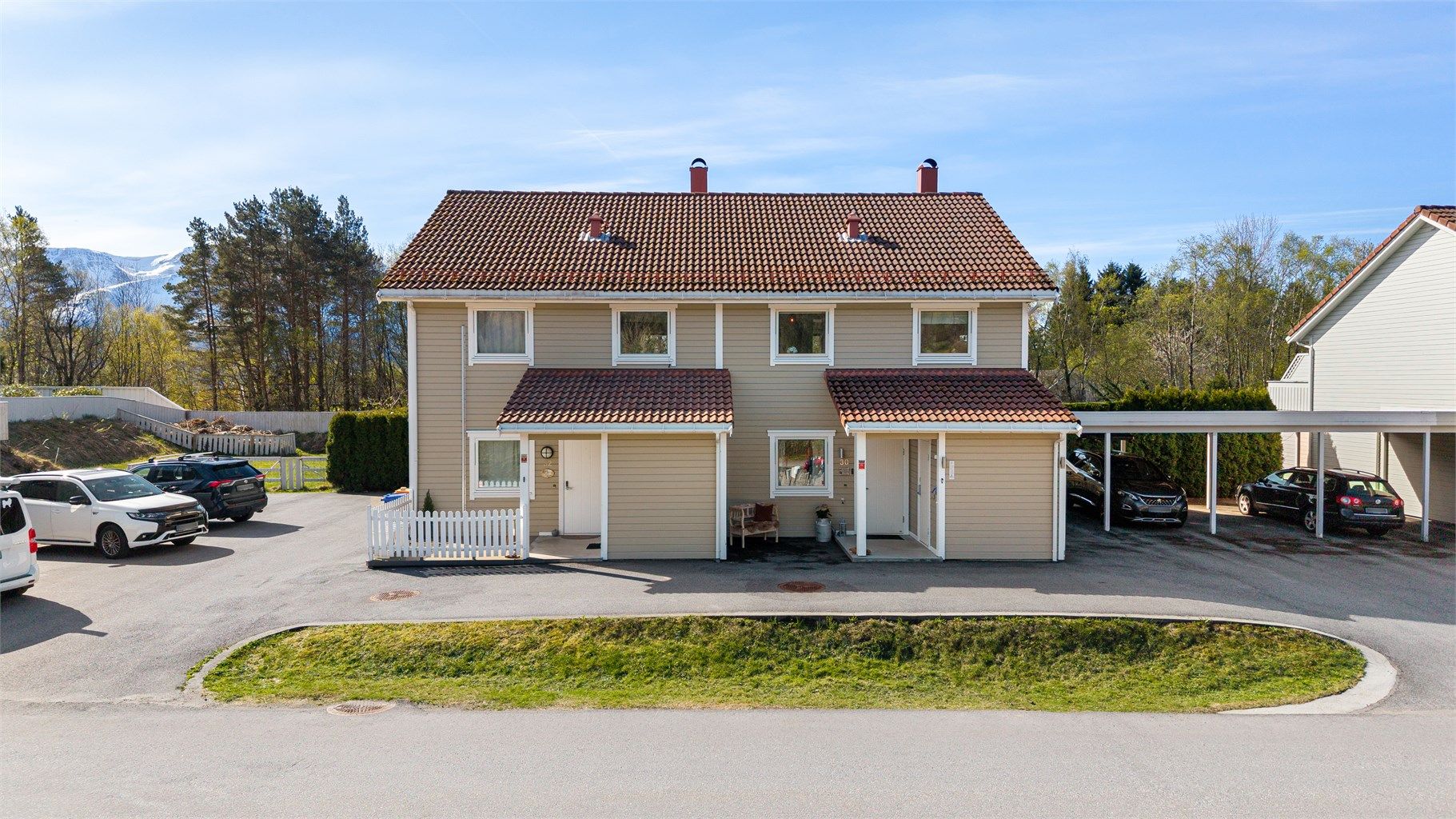 Boligen ligger i en rolig blindgate i et etablert og familievennlig nabolag på Emblem.