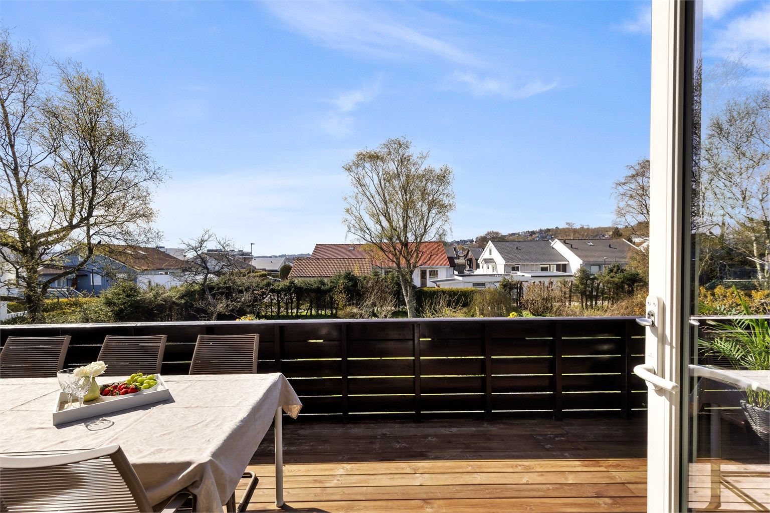 Balkongen på ca. 20 m² har god plass til både sittegruppe og grill. En utvendig stikkontakt gir ekstra fleksibilitet.