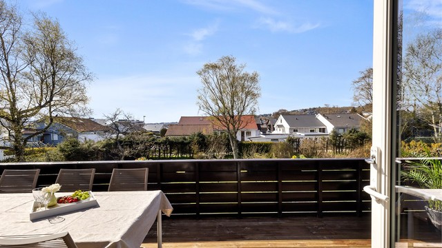 Balkongen på ca. 20 m² har god plass til både sittegruppe og grill. En utvendig stikkontakt gir ekstra fleksibilitet.