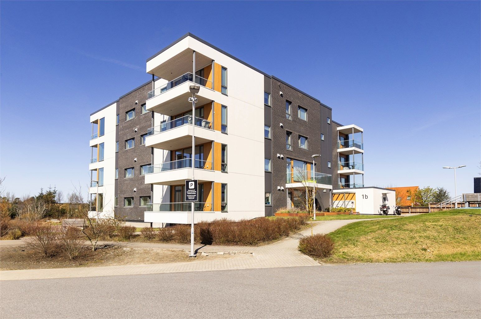 Moderne leilighetsbygg fra 2019 med fasader av fasadeplater og synlig murverk.