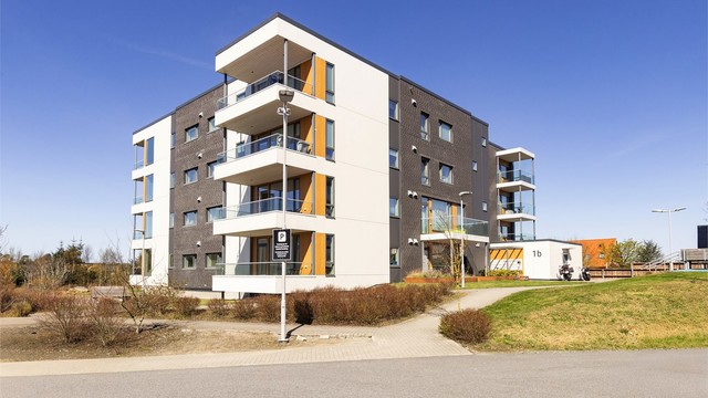 Moderne leilighetsbygg fra 2019 med fasader av fasadeplater og synlig murverk.