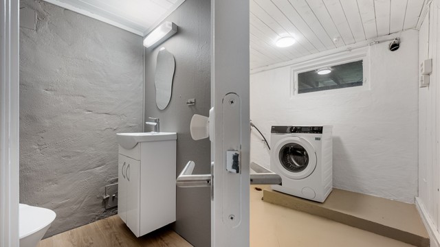 Wc har malte betongvegger, laminat på gulv, enkel servant. Vaskerom er av god størrelse med god plass til vaskemaskin samt tørketrommel.
Det er malt betonggulv, vegger i betong.