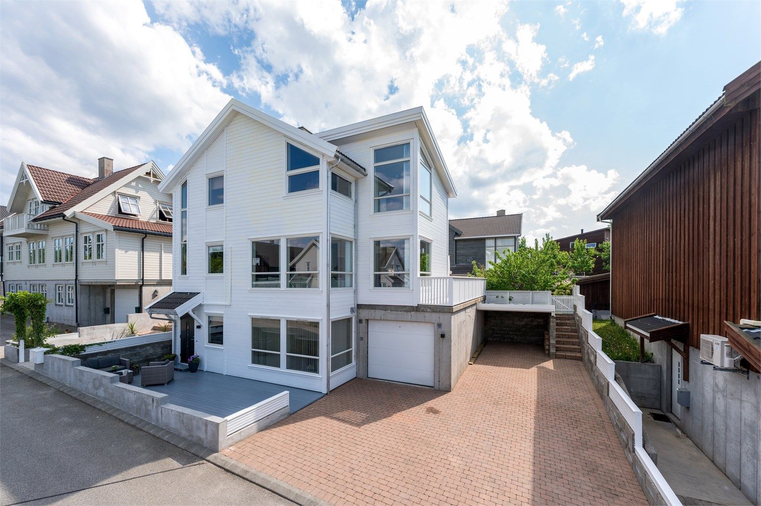 En moderne og romslig enebolig med god takhøyde, store vindusflater og en svært familievennlig planløsning.