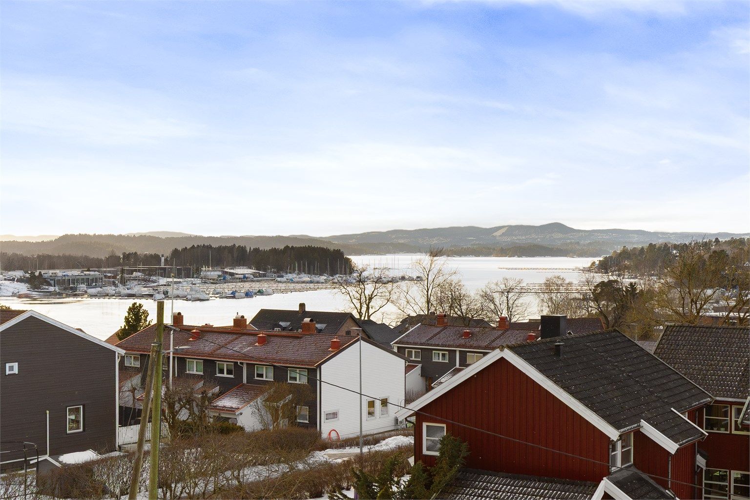 Leiligheten har en gjennomgående og vidstrakt utsikt mot Oslofjorden.