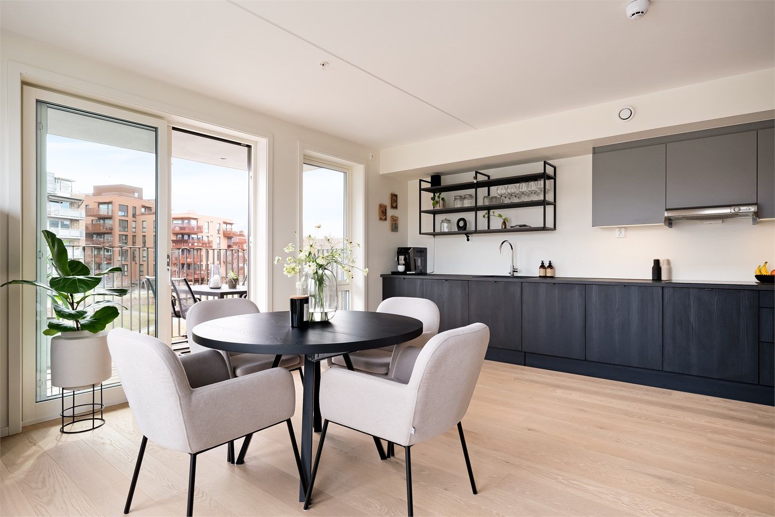 Delikat og moderne kjøkken fra HTH. Kjøkkenet er godt utnyttet med mye skap, skuffer og benkeplass.