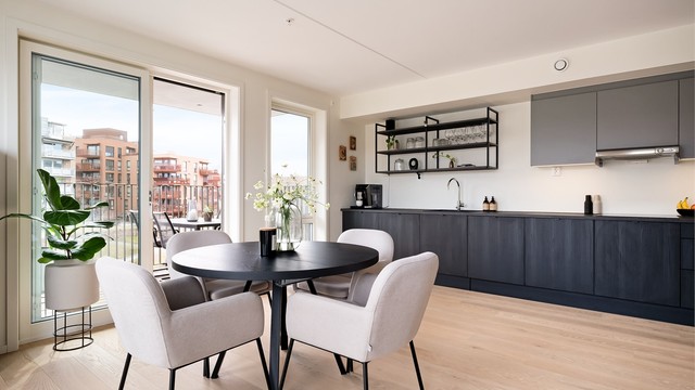 Delikat og moderne kjøkken fra HTH. Kjøkkenet er godt utnyttet med mye skap, skuffer og benkeplass.