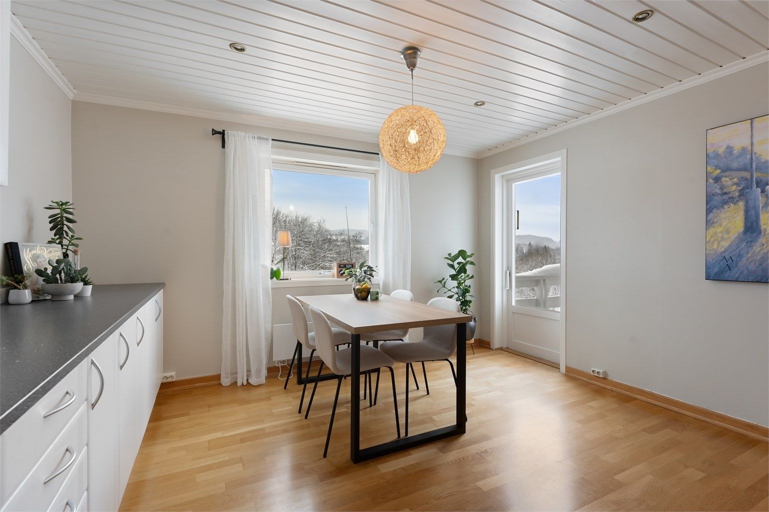 Også fra kjøkkenet er det utgang til den sydvestvendte terrassen på 28 m².