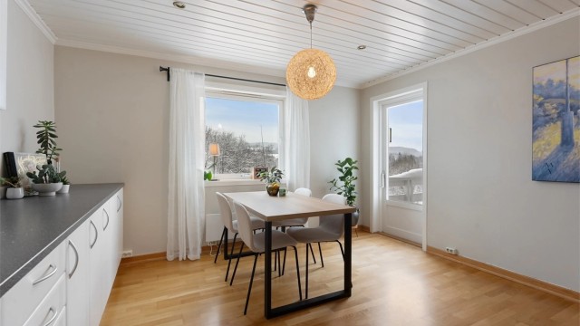 Også fra kjøkkenet er det utgang til den sydvestvendte terrassen på 28 m².