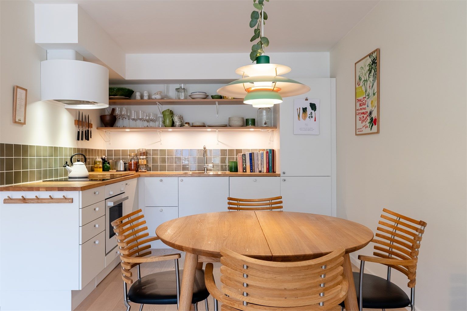 Innredningen har en fin kombinasjon av skap- og benkeplass for både oppbevaring og matlaging.