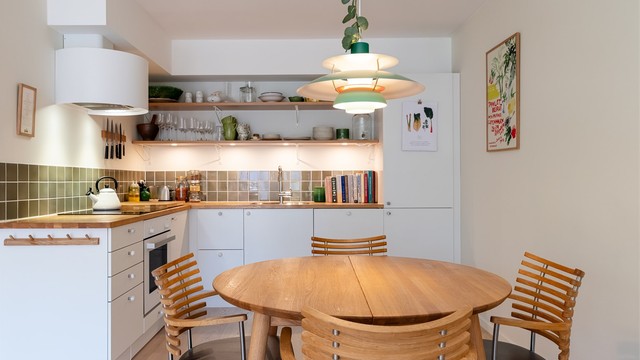Innredningen har en fin kombinasjon av skap- og benkeplass for både oppbevaring og matlaging.