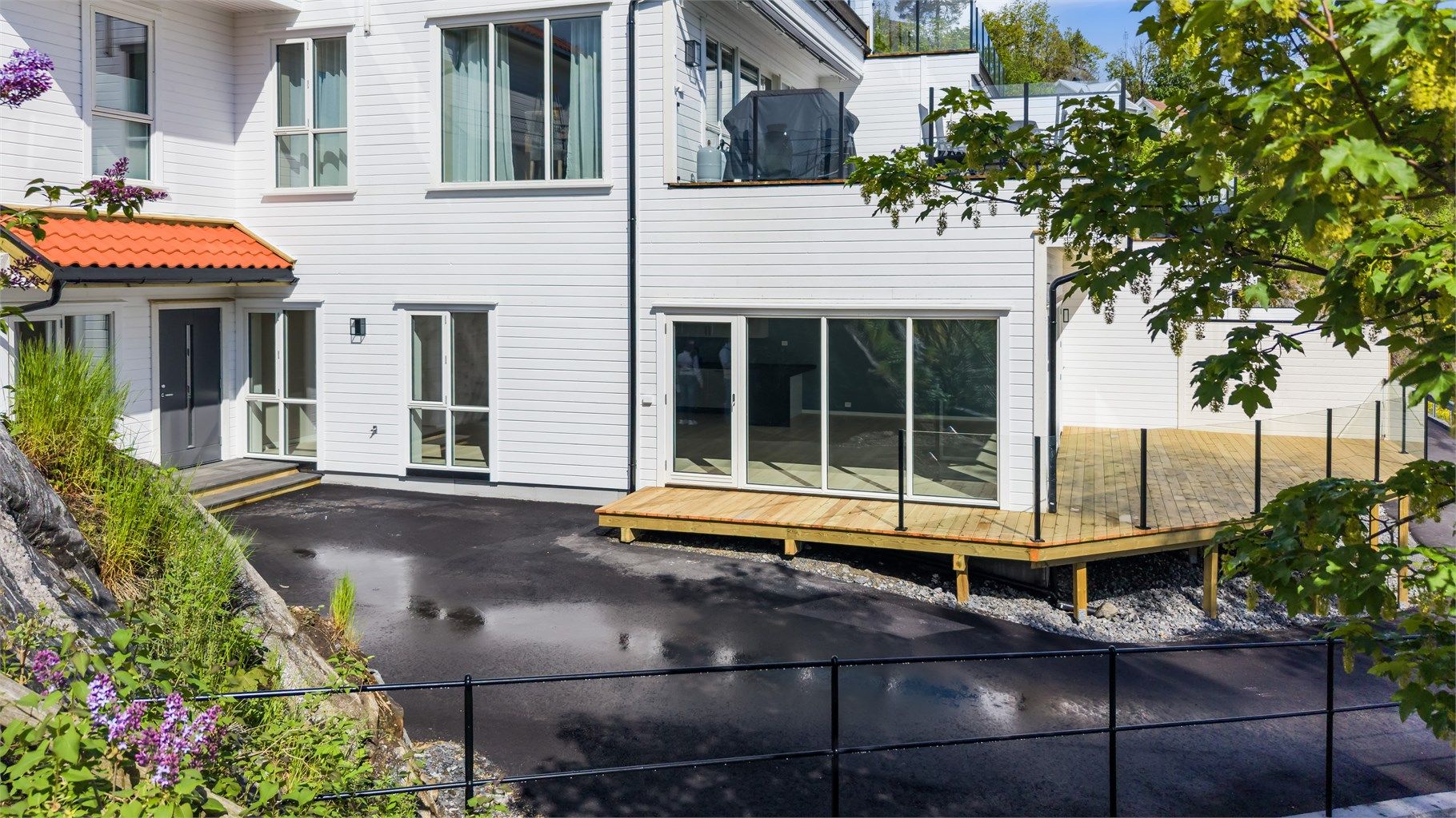 Leiligheten er en del av et sameie med felles uteområde og lekeplass. Uteområdet foran leiligheten er seksjonert tilhørende (begrenset areal som inkluderer terrasse og parkeringsplass (er).