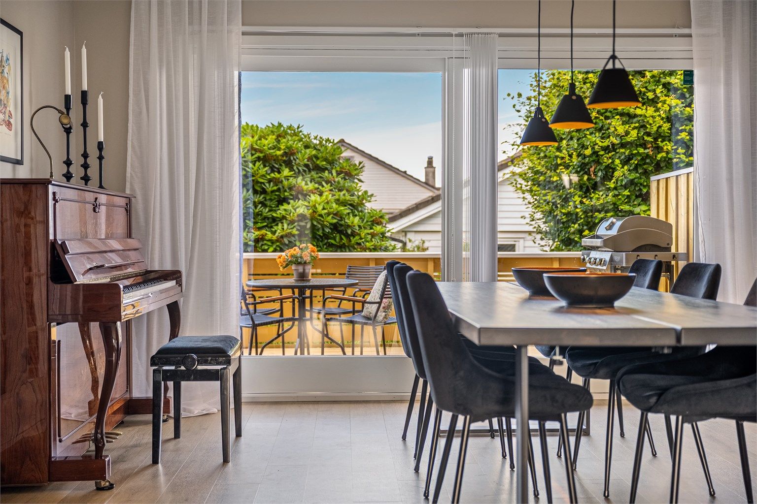 Deler av boligen er pusset opp, så her kan man flytte rett inn.