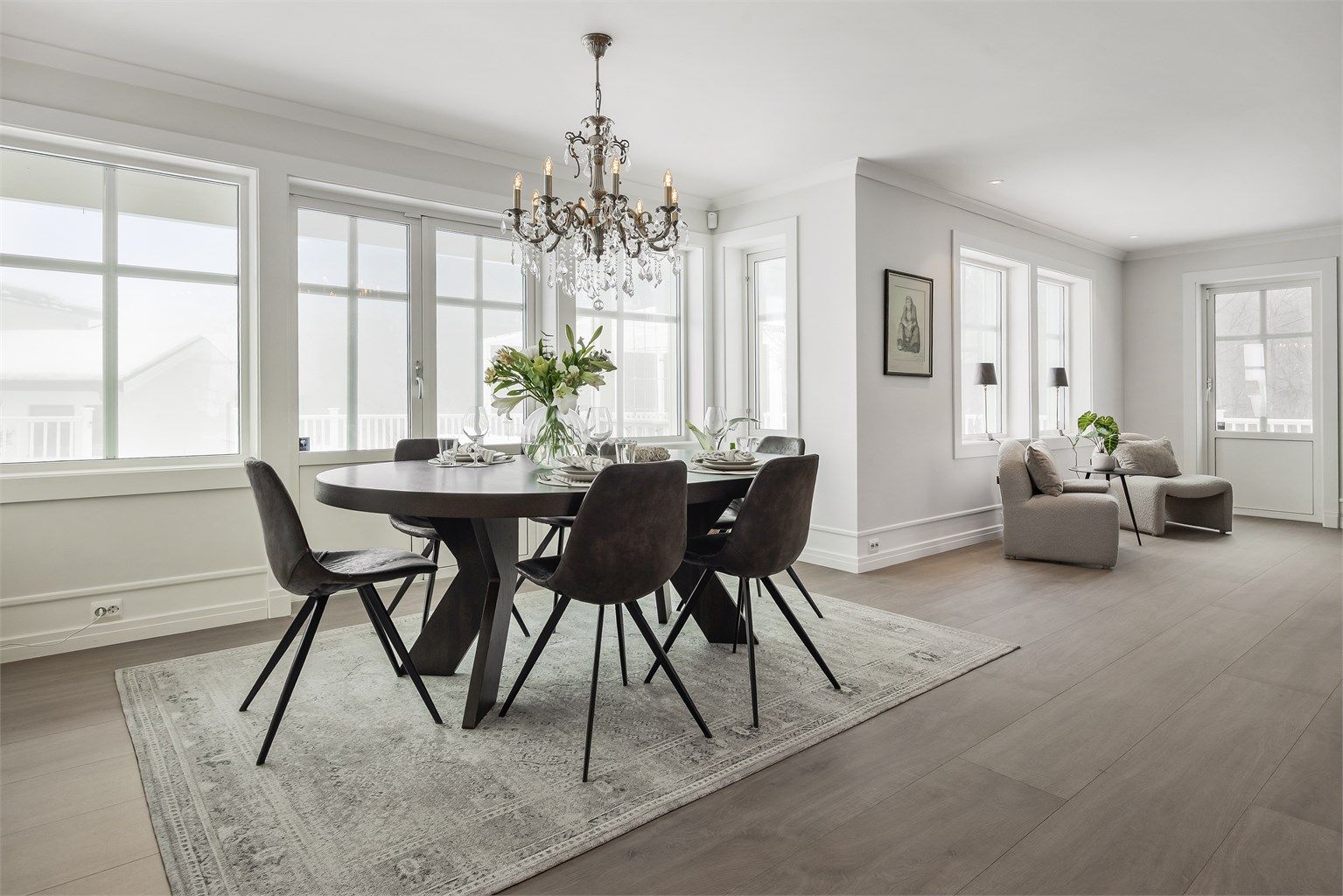 Her er det god plass til et stort spisebord for hyggelige sammenkomster.