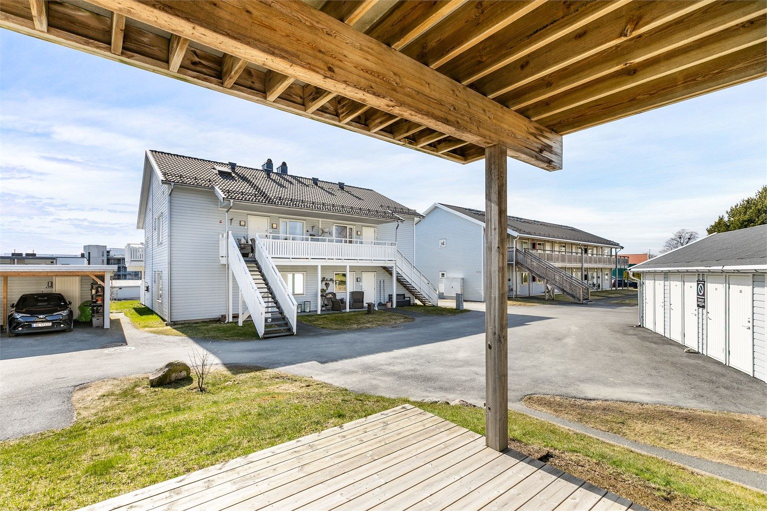 På terrassen er det i årets varme måneder sol fra ettermiddag til kveld. Fotograf; Børge Oppegård.