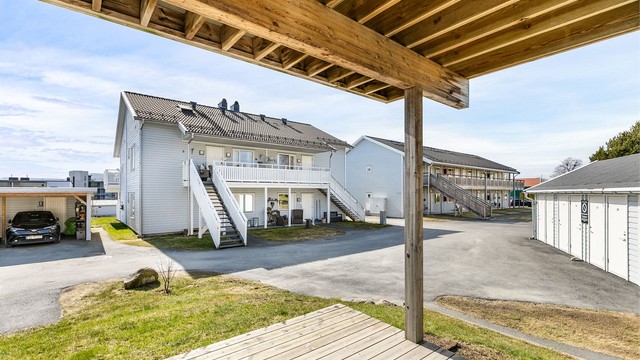 På terrassen er det i årets varme måneder sol fra ettermiddag til kveld. Fotograf; Børge Oppegård.