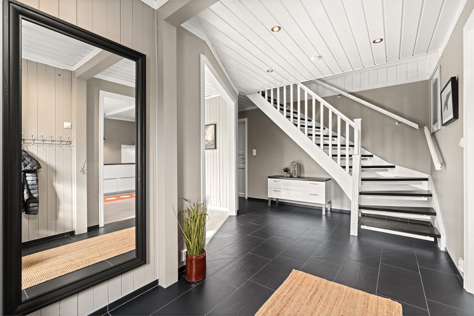 Entré/gang har også trapp opp til 2 etg.