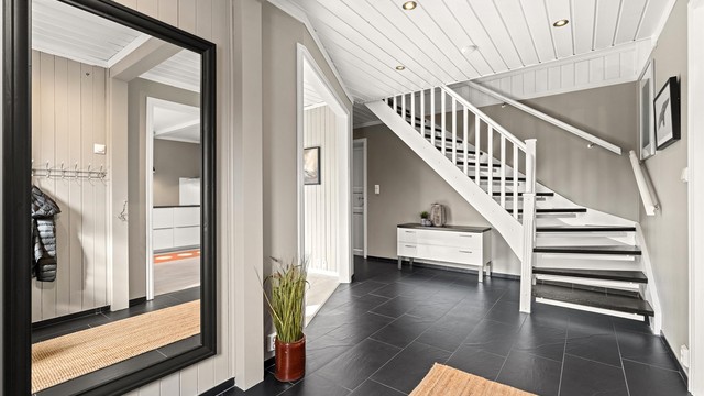 Entré/gang har også trapp opp til 2 etg.