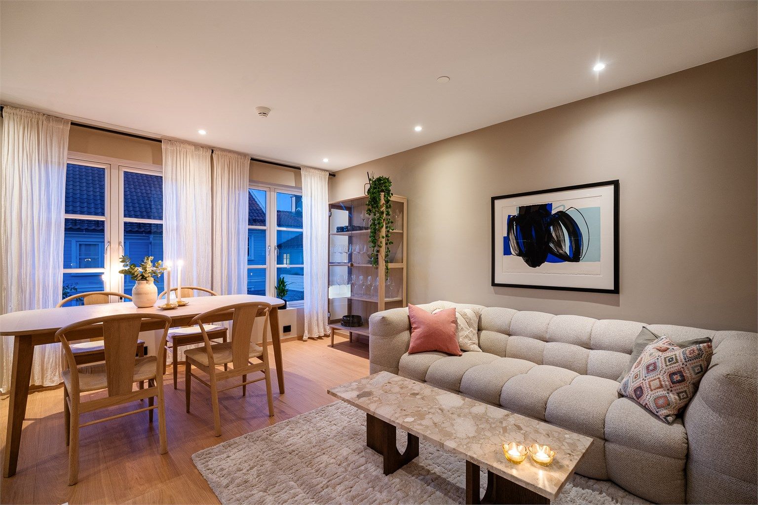 Leiligheten vender mot en rolig bakgård som tilhører borettslaget. 