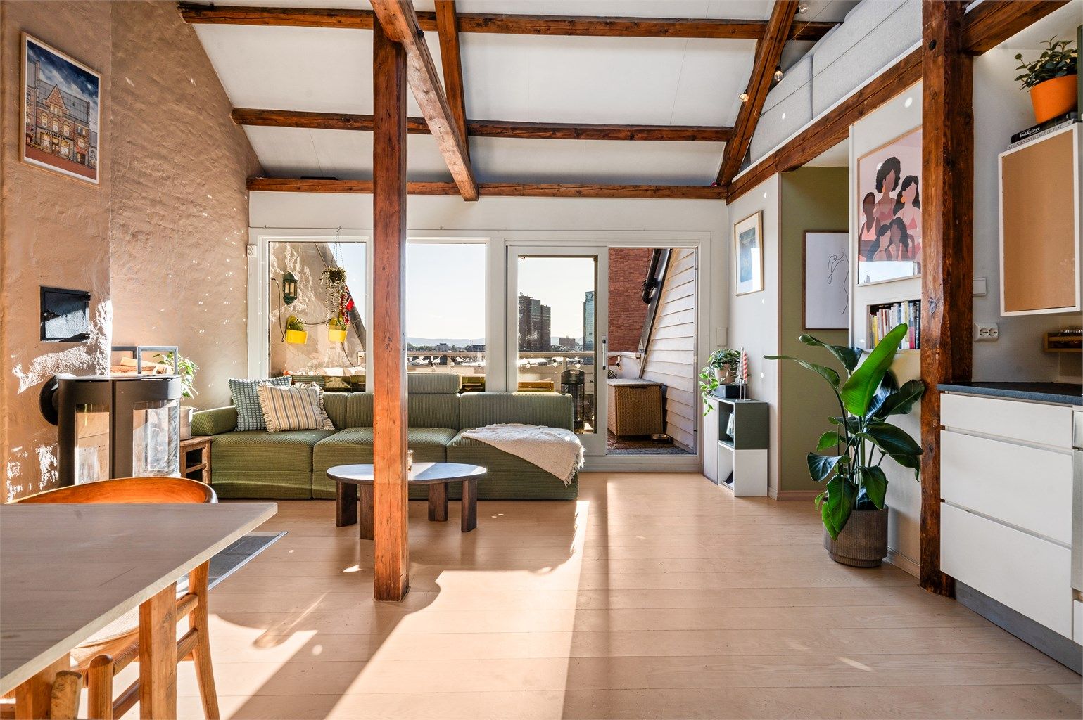 Flott og romslig stue med store vindusflater. 