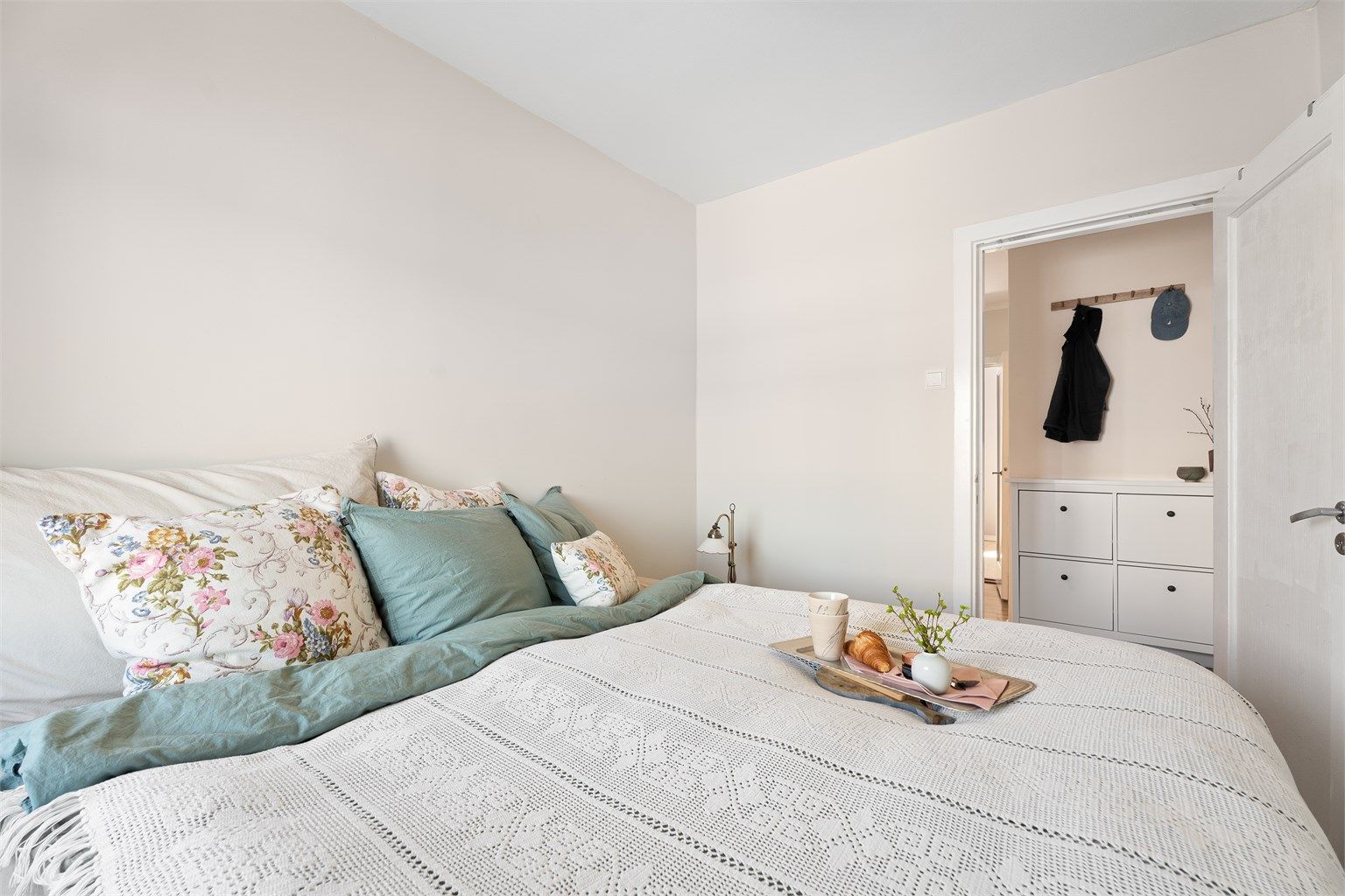 Soverom 2 er noe mindre, men fortsatt god plass til dobbeltseng og nattbord