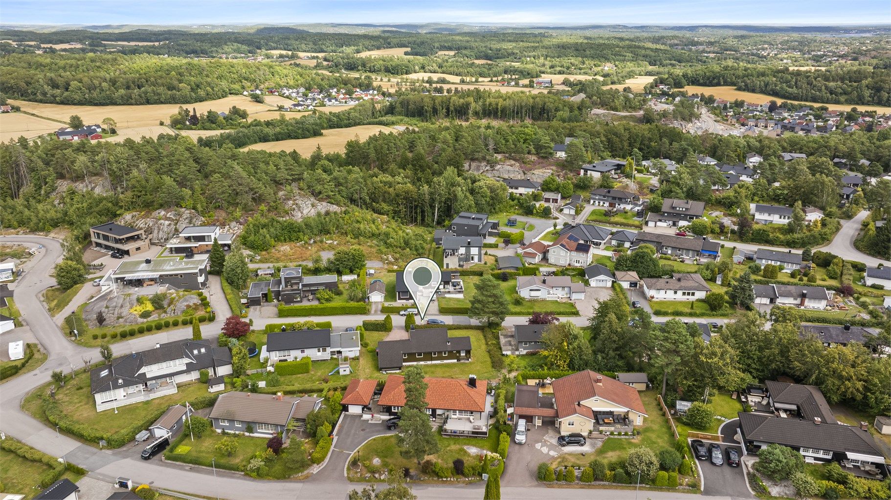 Drakeåsveien 16 ligger i et stille, rolig og veletablert boligområde, som byr på en svært familievennlig beliggenhet med gode solforhold, trygge omgivelser og kort vei til det meste familien trenger i hverdagen