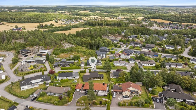 Drakeåsveien 16 ligger i et stille, rolig og veletablert boligområde, som byr på en svært familievennlig beliggenhet med gode solforhold, trygge omgivelser og kort vei til det meste familien trenger i hverdagen