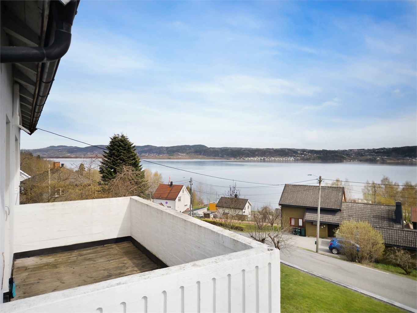 Østvendt balkong på 7 kvm med flott fjordutsikt.