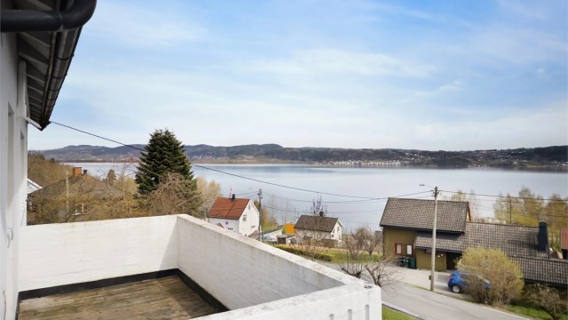 Østvendt balkong på 7 kvm med flott fjordutsikt.