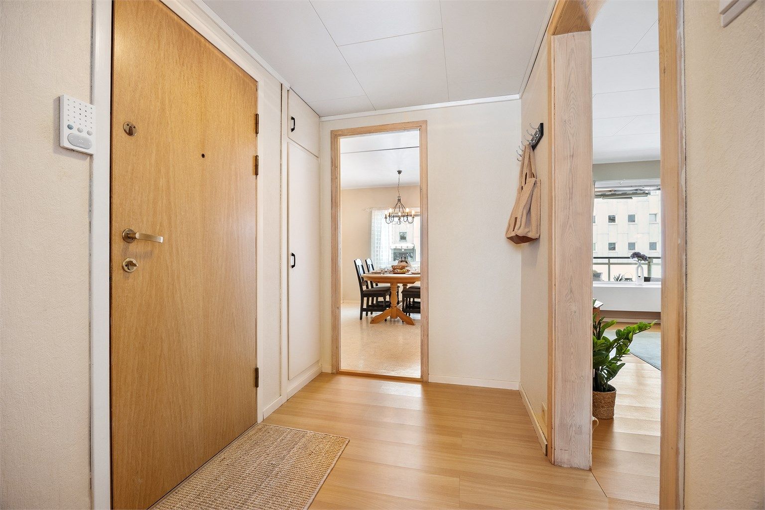 Lys og innbydende entré med god plass til yttertøy og sko. 