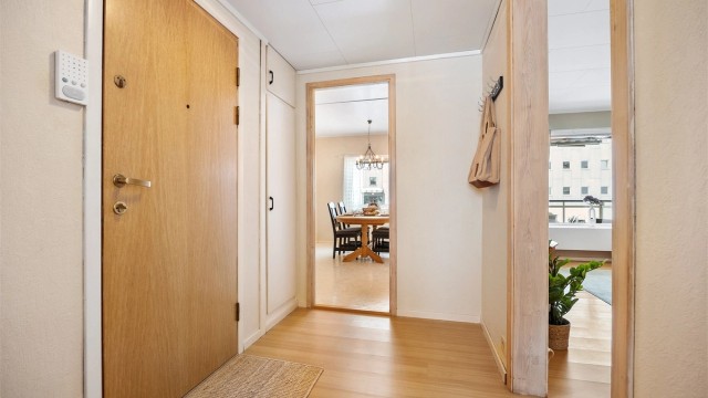 Lys og innbydende entré med god plass til yttertøy og sko.