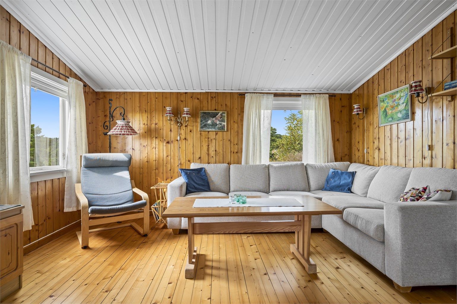 Stua rommer både sofakrok og spisestue.