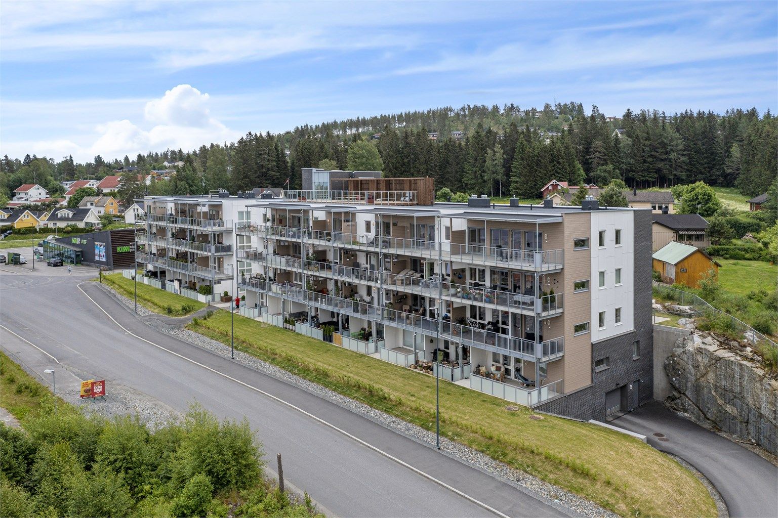Enkel adkomst til leiligheten, enten via heis eller trapp fra parkeringskjelleren, eller direkte fra bakkenivå på fremsiden av bygget. Foto: Anders Botnmark.
