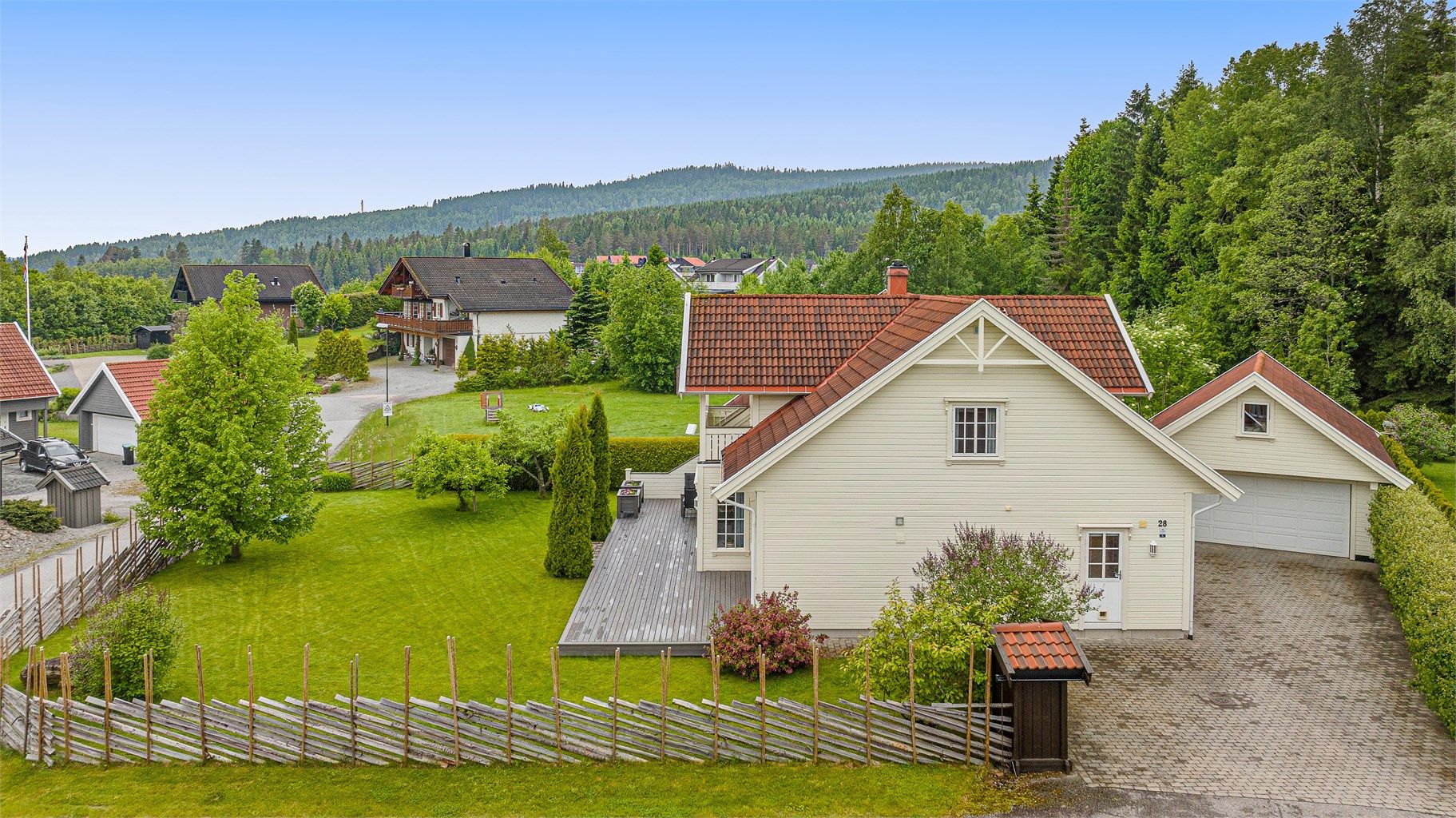 Parkering i dobbeltgarasje og god plass på egen gårdsplass. Lagringsplass i hems over garasjen. 