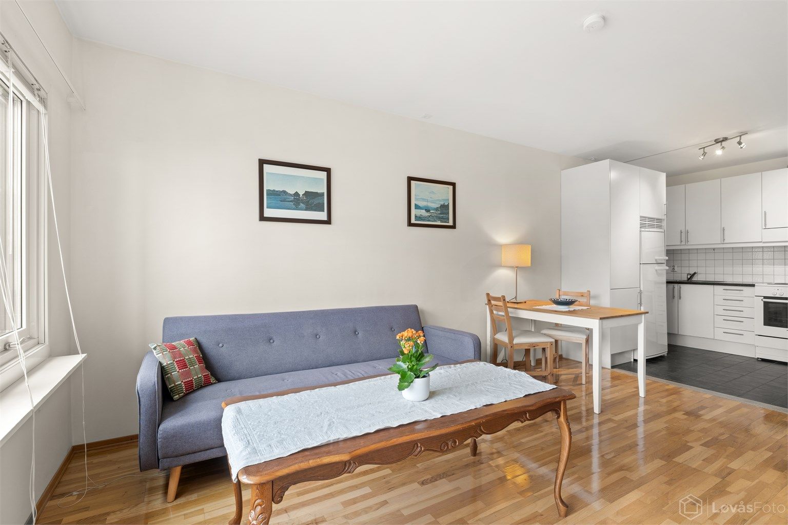 Kombinert stue og spisestue med åpen kjøkkenløsning