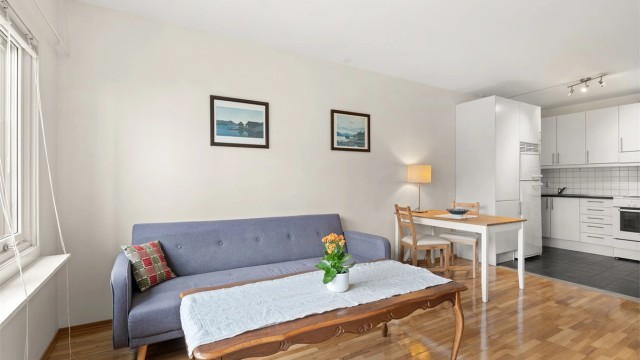 Kombinert stue og spisestue med åpen kjøkkenløsning