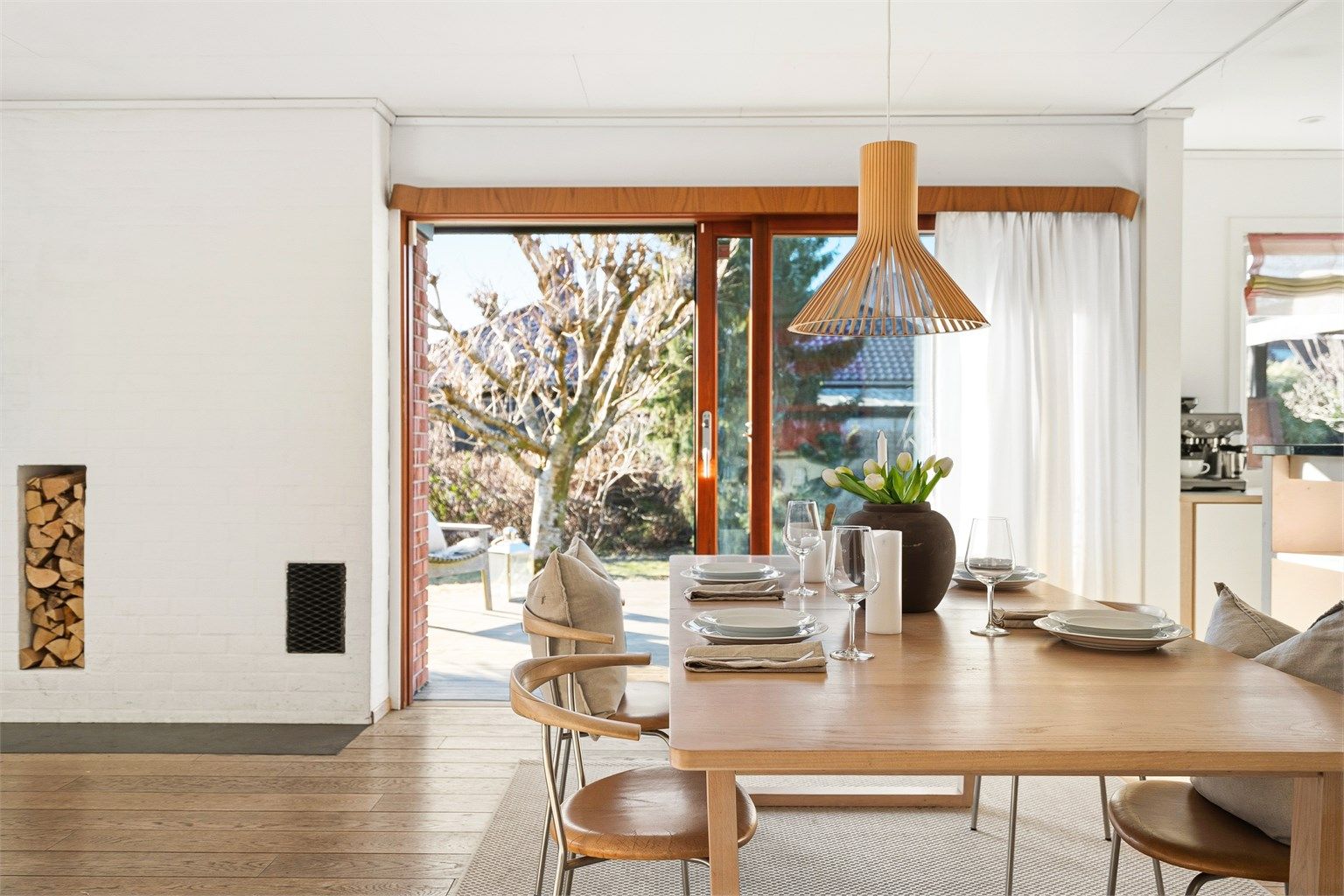 Direkte utgang til stor, avskjermet og solrik hage.