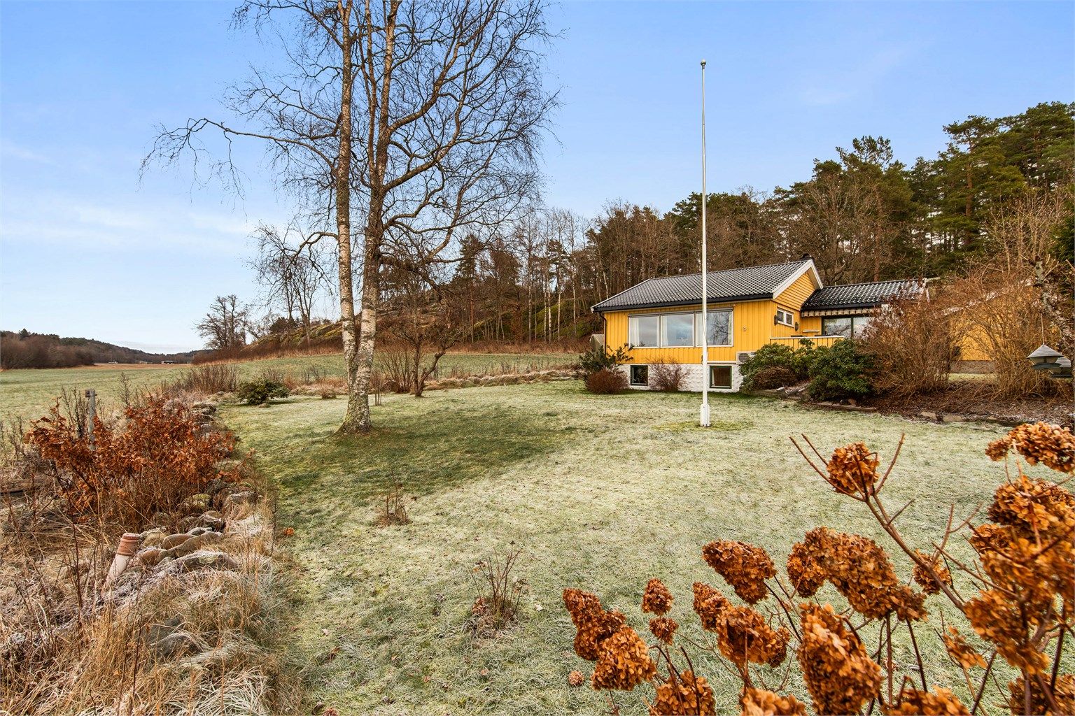 Stor eiet tomt på over 1 mål med jorder som nærmeste nabo