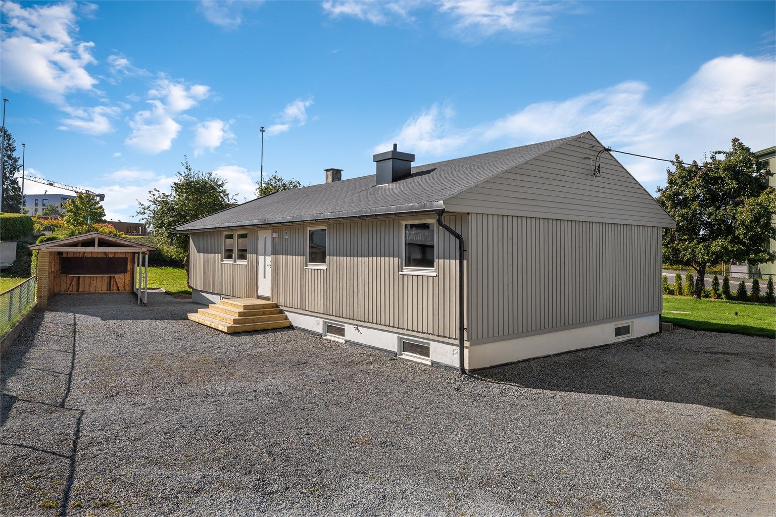 Carport på ca. 20 m² med installert elbillader.